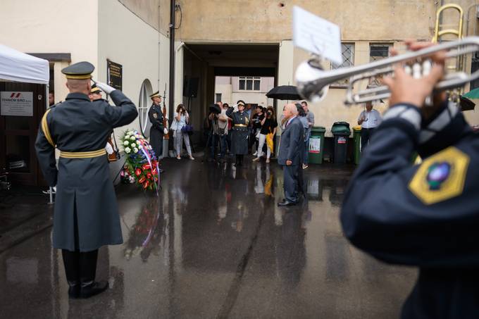 Ob svetovnem dnevu spomina na žrtve nacističnega genocida nad Romi in Sinti je garda Slovenske vojske v imenu predsednika republike položila venec k spominski plošči